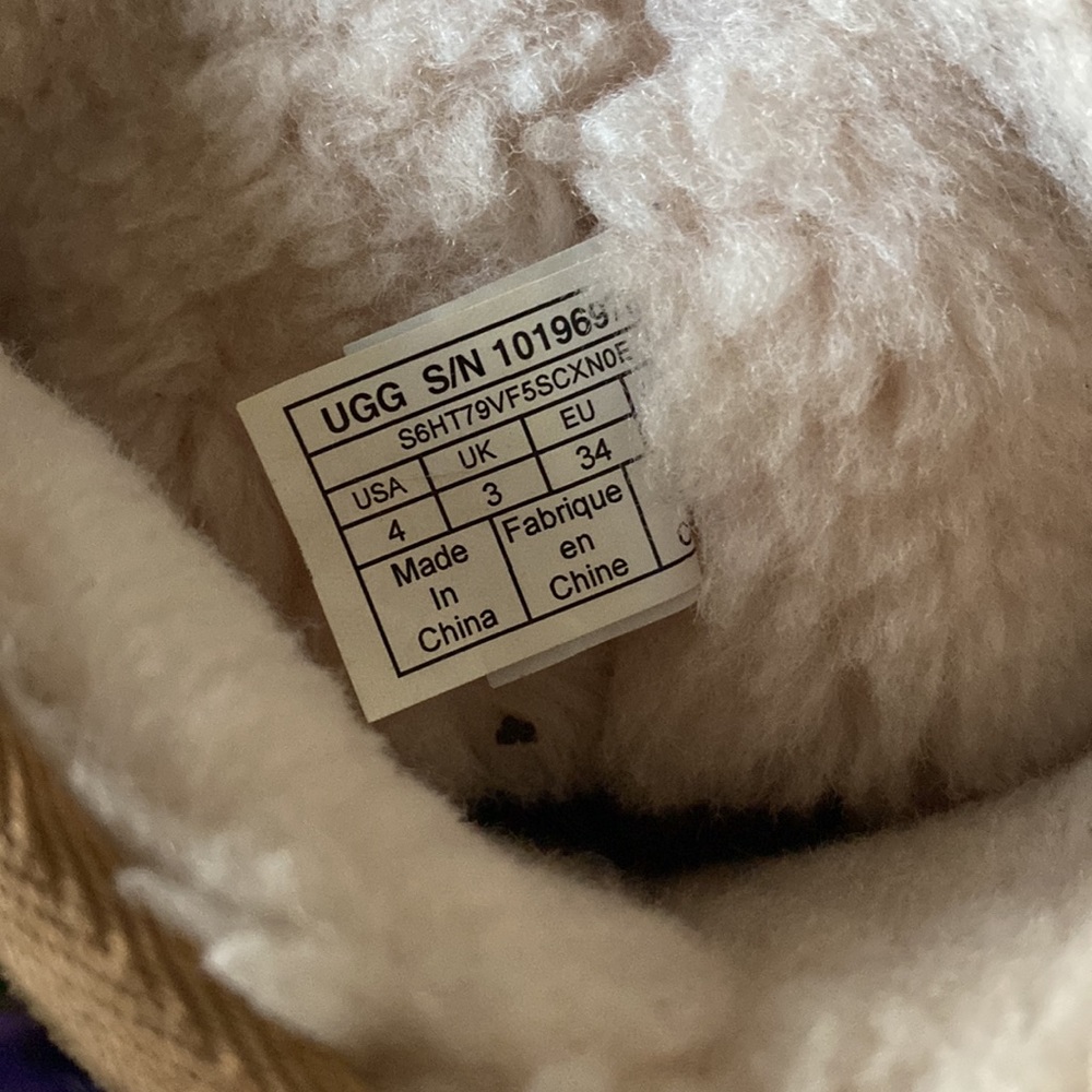Rare Find – UGG Classic Short II Stars Boot 
Size 4 (Big Kid) | Color: Chestnut - Picture 14 of 15